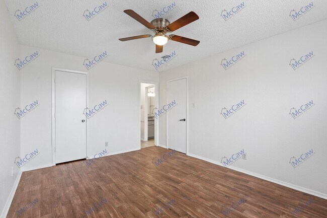 Building Photo - Cute 2/1 Unit in Fort Worth! **Move-in Spe...