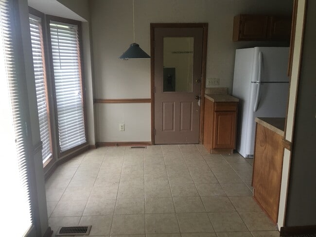 Building Photo - 6886 Kingsgate Dr