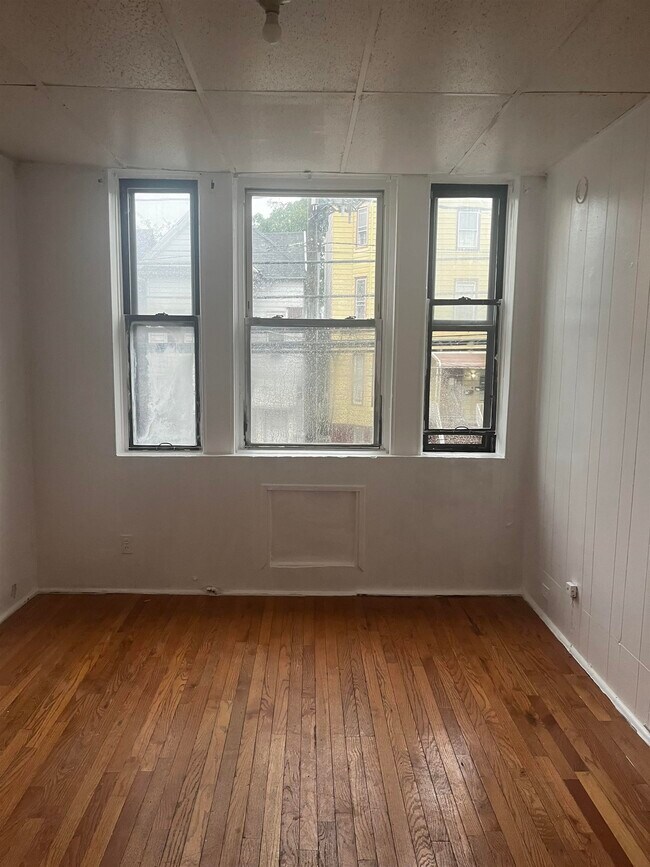 Building Photo - 1128 Summit Ave