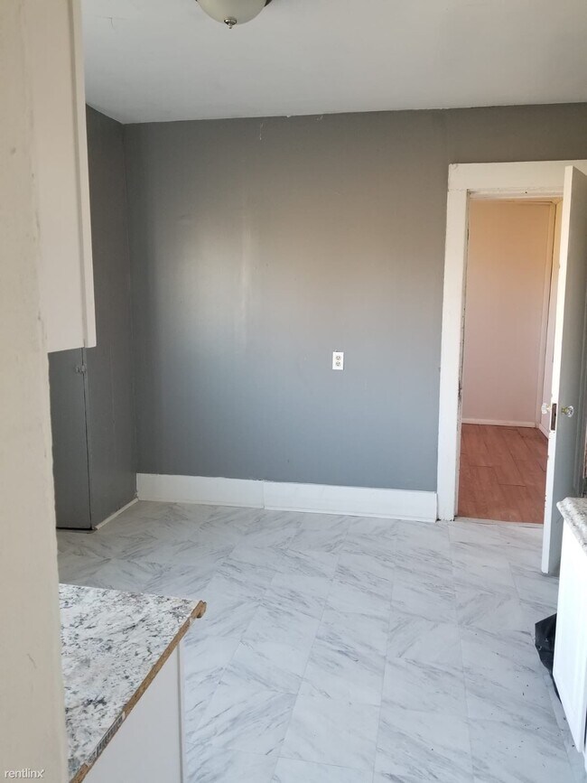 Building Photo - 2 br, 1 bath Duplex - 3777 Elmhurst St