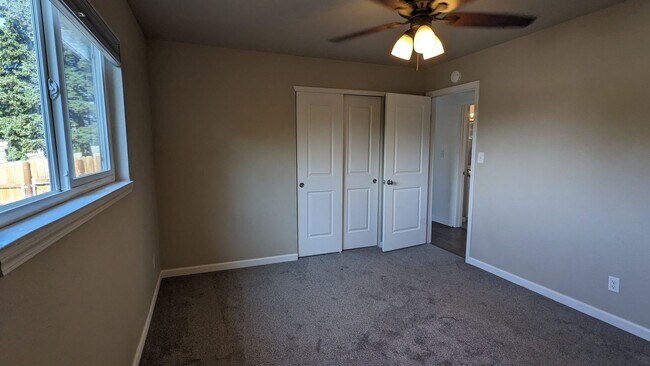 Building Photo - 5 BED/2 BATH RANCH HOME W/FINISHED BASEMEN...