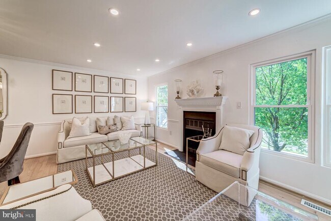 Building Photo - 8 Carriage House Cir