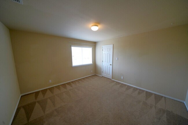 Building Photo - Spacious Home in Cibolo with 3 Car Garage! Realor Commission: $750