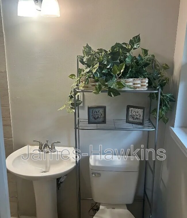 Building Photo - 3634 Cloverdale Rd