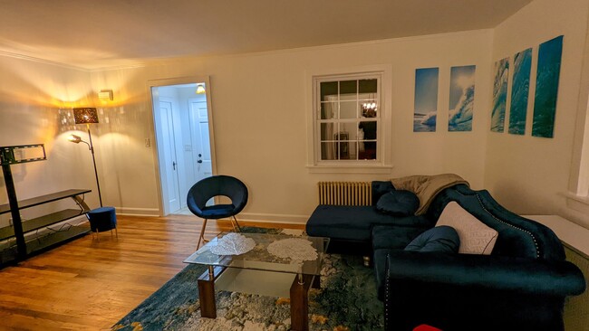 Building Photo - 3 Bedroom Home- Great Location in Darien