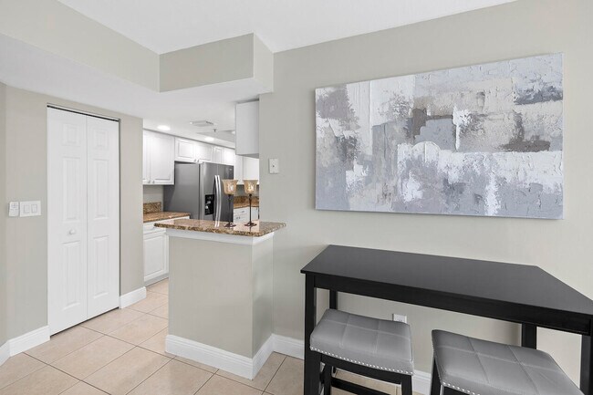Building Photo - 1400 Crestwood Ct S
