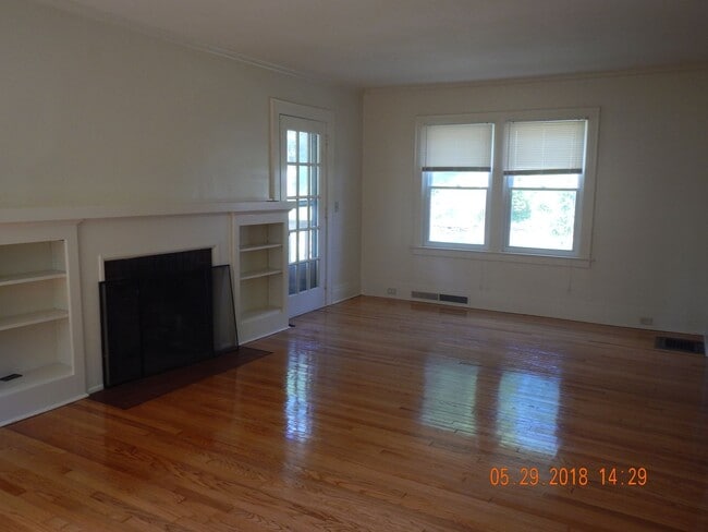 Building Photo - Beautiful Corner Lot Home On Quiet Residen...