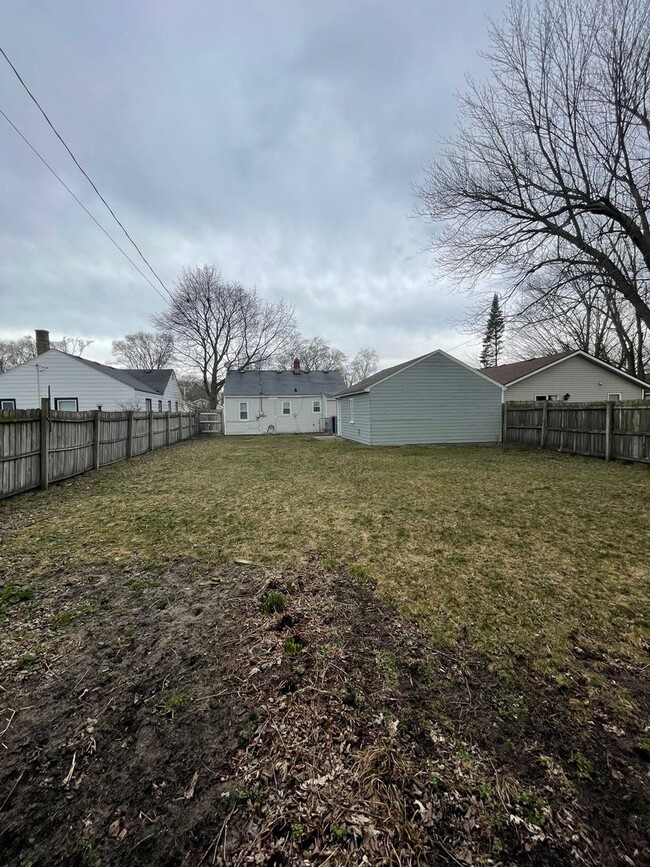Building Photo - Lovely 2 Bedroom Southside Holland