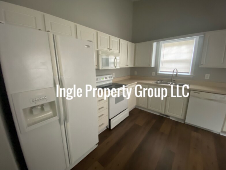 Building Photo - 375 Sommerset Dr