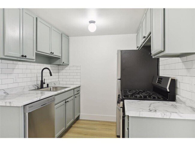 Building Photo - 99 E 54th St