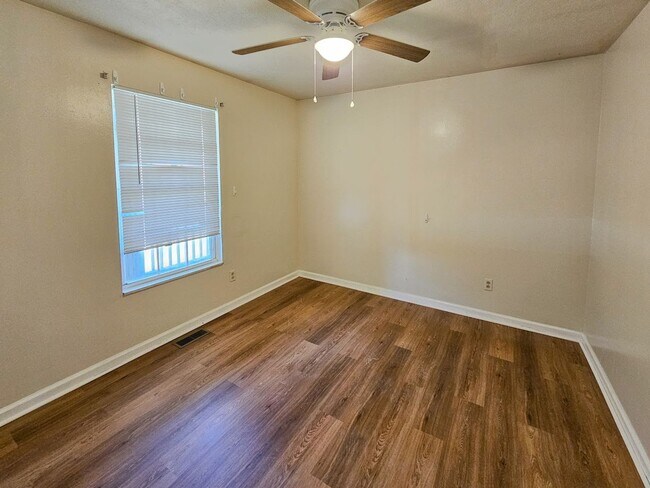 Building Photo - Knoxville 37921 - 3 bedroom, 2 bath Duplex - Contact Ryan Fogarty 865-333-4840