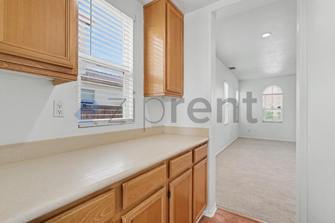 Building Photo - Unit
