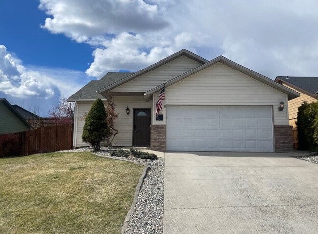 Building Photo - Now renting 3 bedroom 2.5 bathrooms.