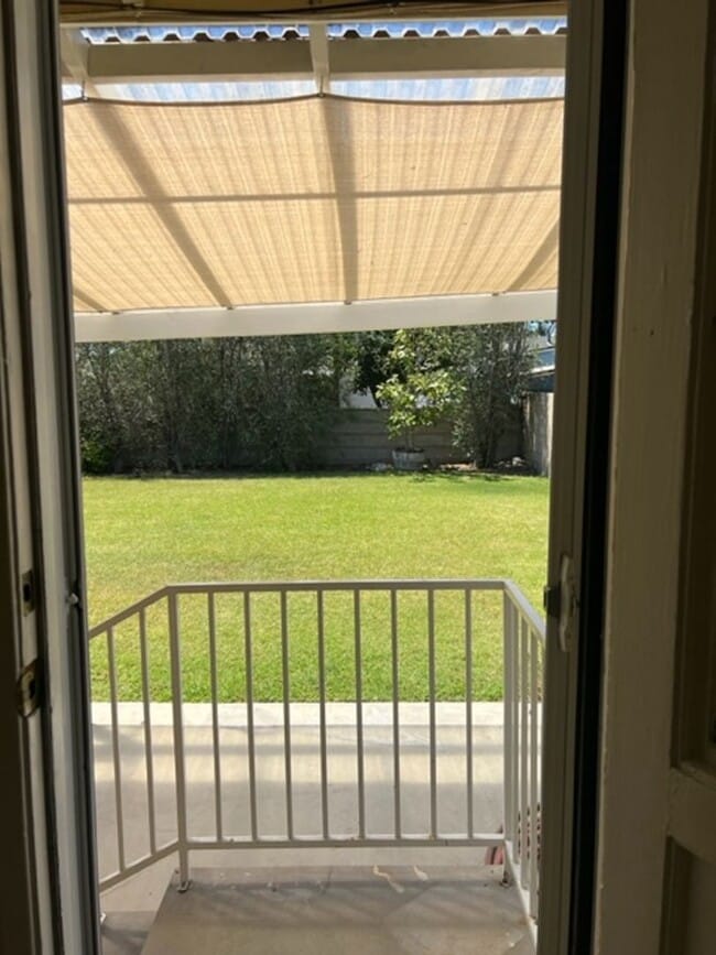 Building Photo - 2 Bedroom, 1 Bath Home with large yard in Lakewood