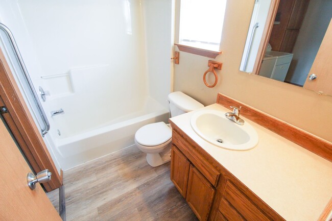 Building Photo - 407 E 8th Ave