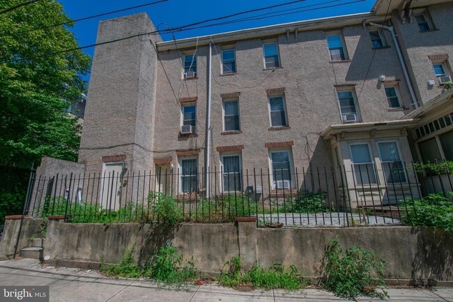 Building Photo - 3201 Baring St
