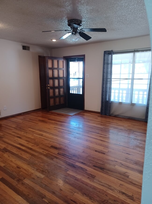 Building Photo - 601 Prairieview Dr