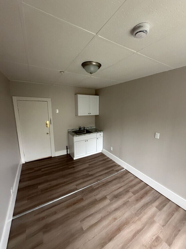 Building Photo - Studio Apartment for Rent – Utilities Included!