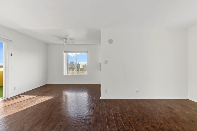 Interior Photo - 809 Edgewood Street