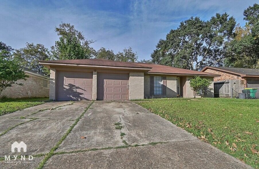 2 Car Garage - 712 Meadowglen Dr