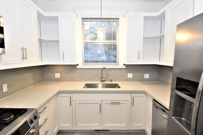 Building Photo - 306 24th St