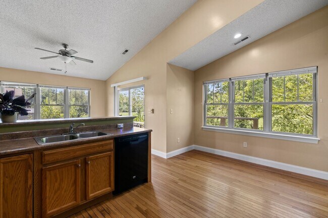 Building Photo - Delightful 3-Bedroom, 2-Bathroom with Fenc...