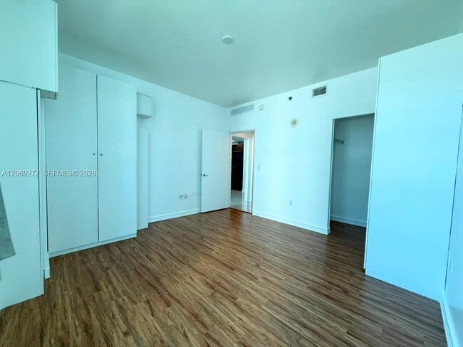 Building Photo - 950 Brickell Bay Dr