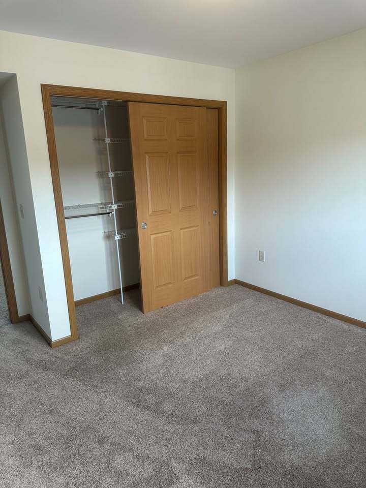 Building Photo - 2810 Willow Dr