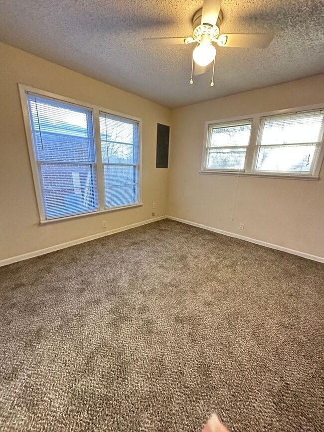 Building Photo - 3/2 with huge backyard and bonus living room