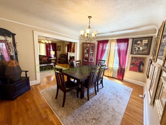 Building Photo - Awesome 4-Bed/2-Bath Craftsman Bungalow House Near Alberta District