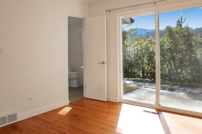 Building Photo - 21 Woodbury Rd