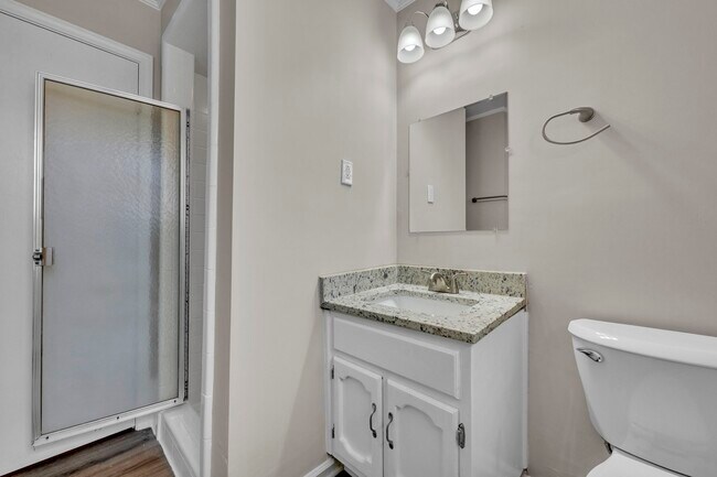 Building Photo - 5568 Spanish Trce