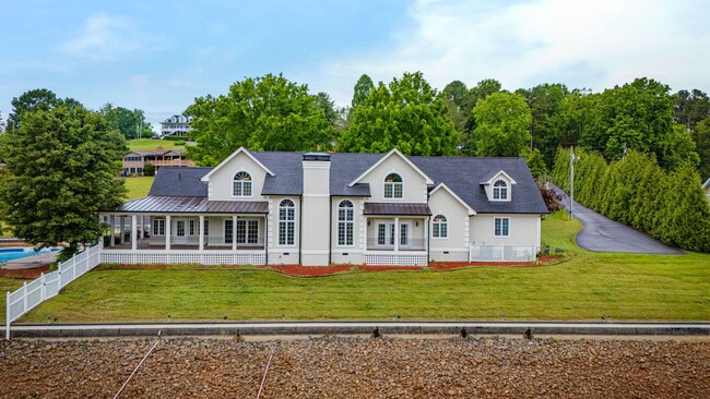 Building Photo - Experience lakefront living at its finest in the heart of East TN