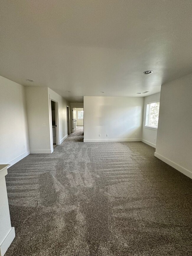 Building Photo - Beautiful 4 bedroom townhome