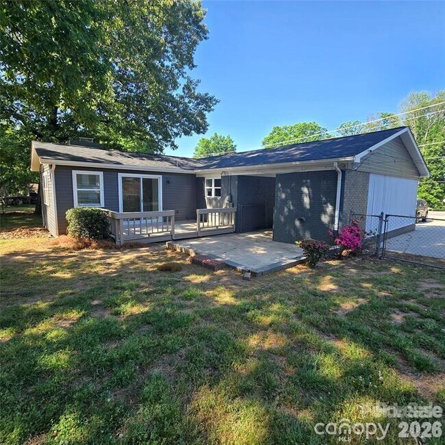 Building Photo - 421 Kingfield Dr SW