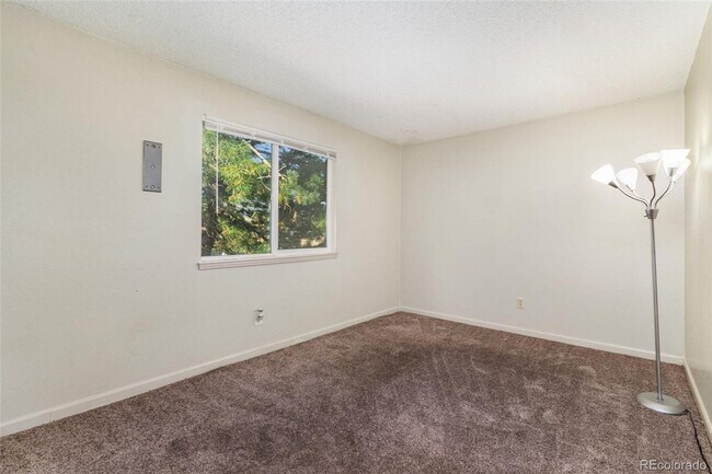 Building Photo - 3 Bed 2 Bath Updated Unit in Robinwood