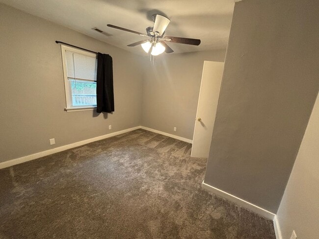 Building Photo - Charming 3 Bedroom 1 Bathroom Brick Ranch ...