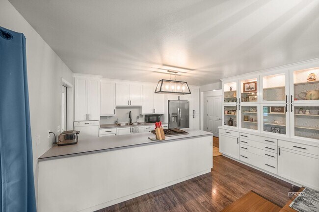 Building Photo - Charming Palmer Home!