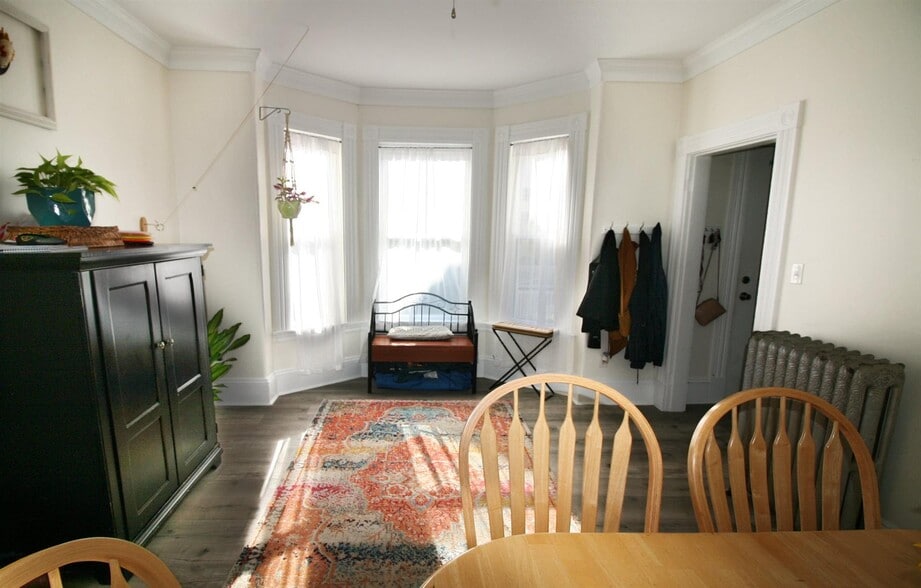 Building Photo - 10 Trakey St