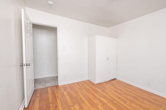 Building Photo - 5424 S Van Ness Ave