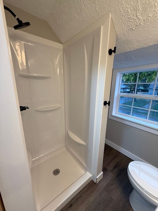 Building Photo - Welcome to this charming 3-bedroom, 2-bath...