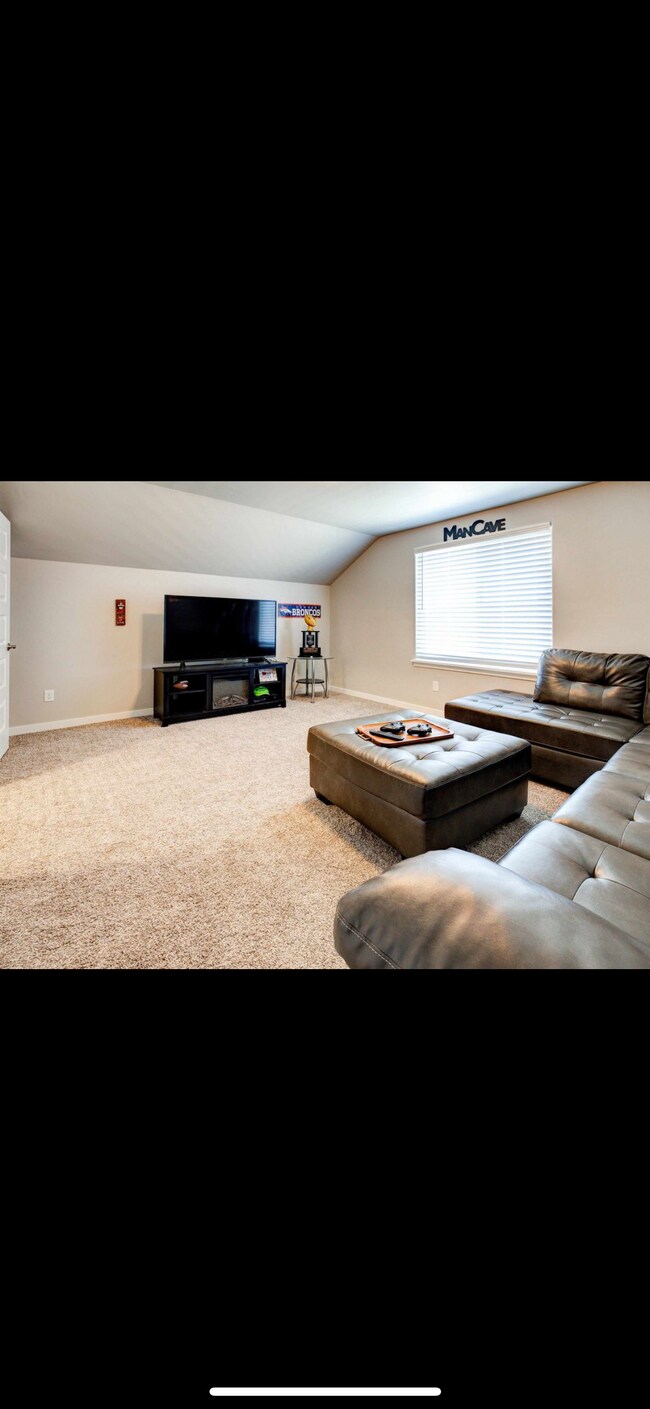 Building Photo - 562 Red Cedar Way