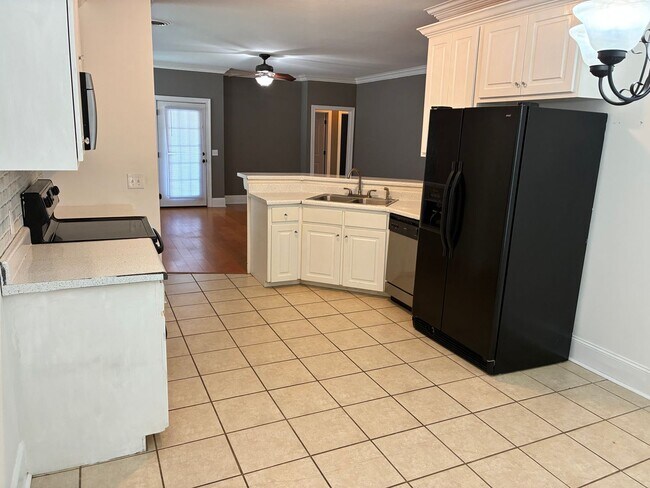 Building Photo - 233 Forest Glen Dr