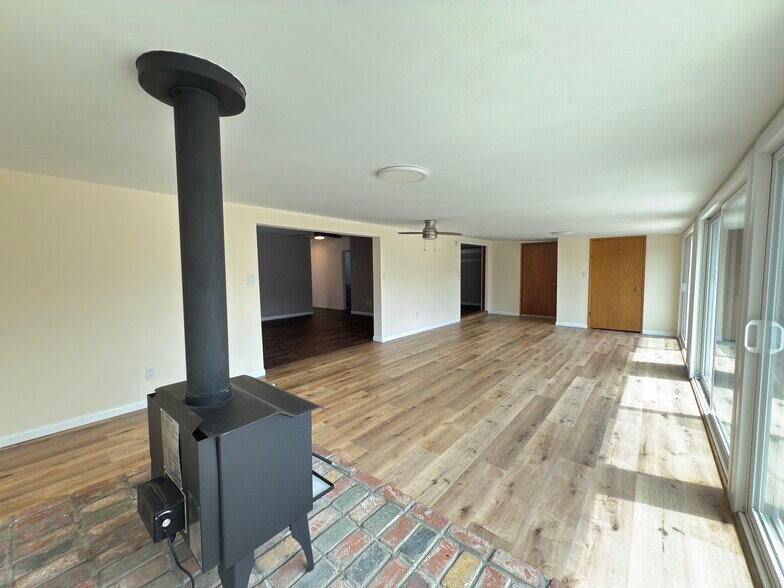 Building Photo - 8151 Beaver Lake Dr