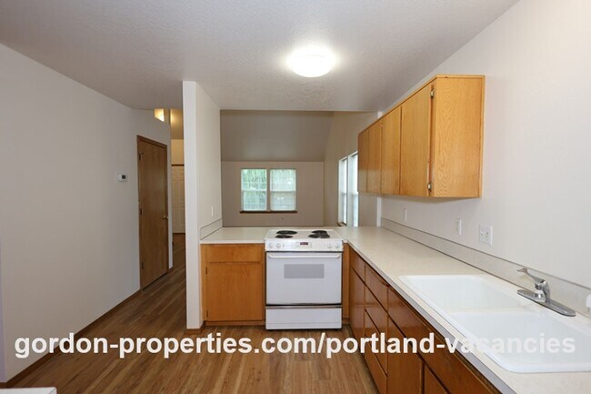 Building Photo - SE Knapp Circle - 3 bedroom duplex with attached single car garage