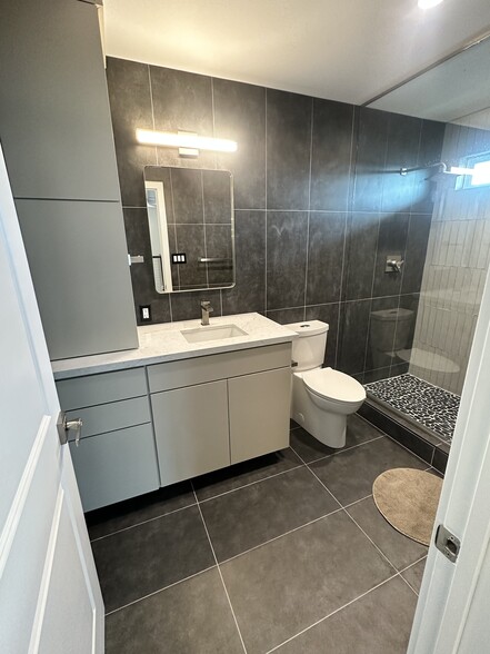 Modern bathroom, fully tiled - 5642 Printwood Way