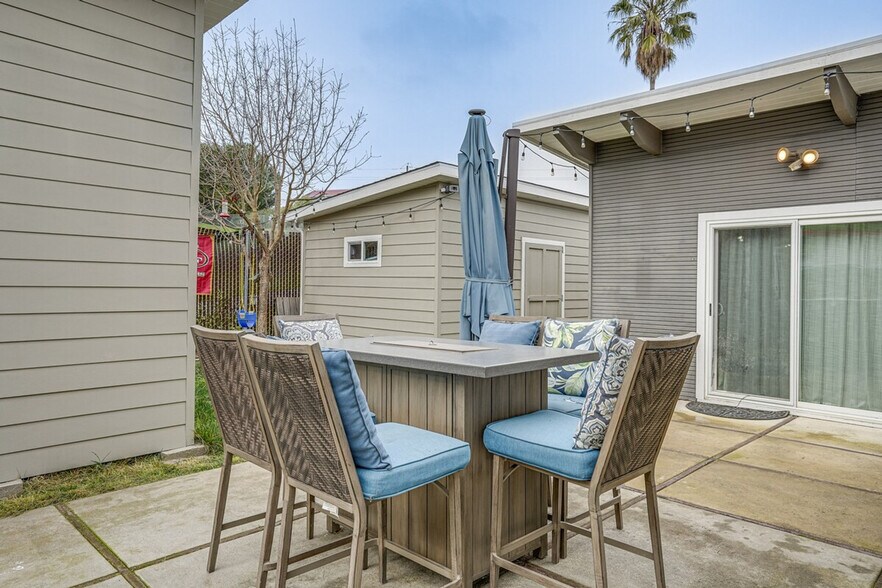 Building Photo - 1142 Temple Dr