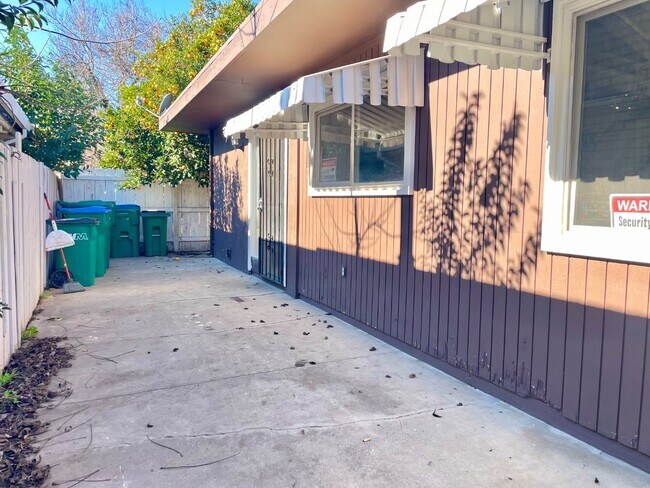 Building Photo - 3535 N San Joaquin St