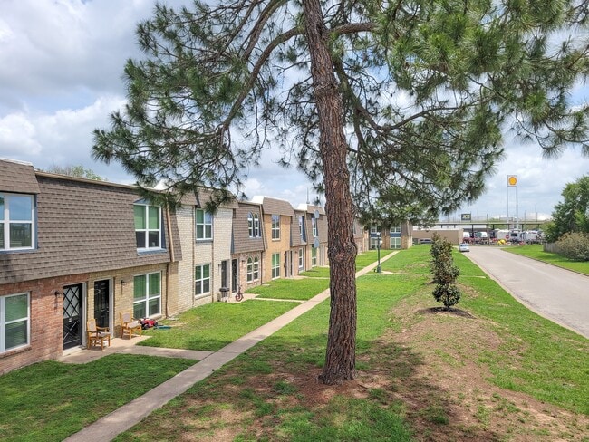 Building Photo - 101 Brookside Ln