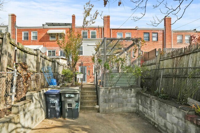 Building Photo - Brentwood Beauty